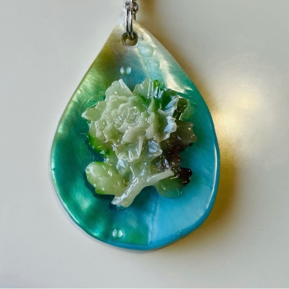 Brand New Carved Flower Shell Pendant Necklace